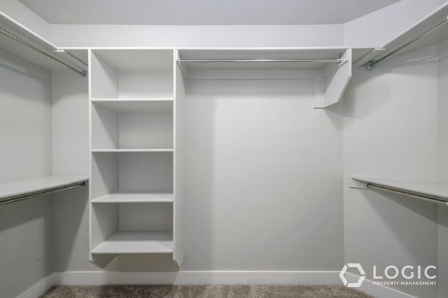 Building Photo - Gorgeous Townhome in Great Location!