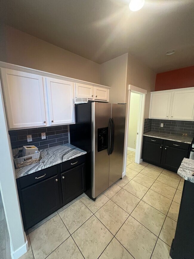 Building Photo - Awesome Townhome End-unit in South Jordan