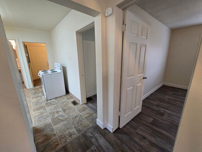 Building Photo - Northside Spokane! Available Now! Move In Special!!