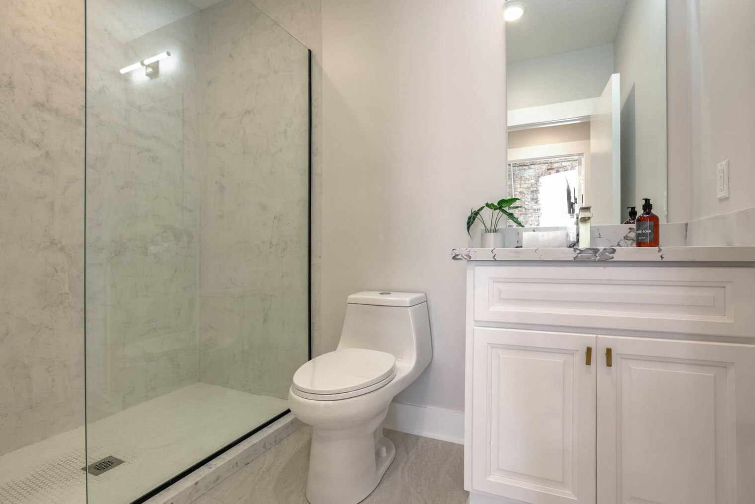 Building Photo - 1050 Annunciation St