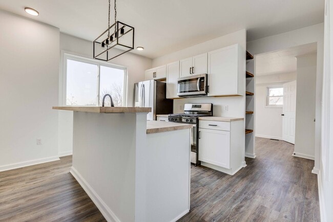 Building Photo - 328 Sweetbriar St