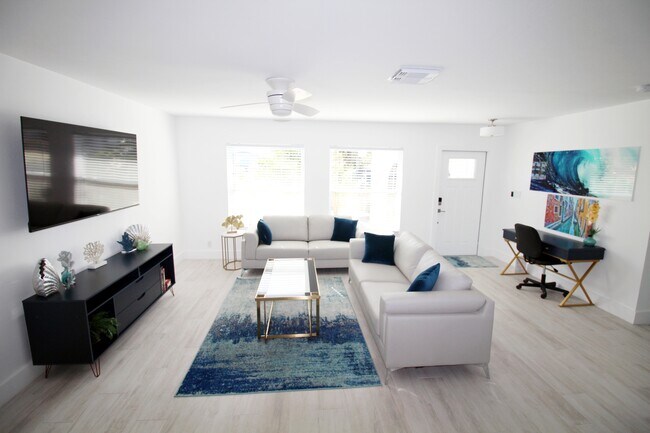 Building Photo - 217 3rd St