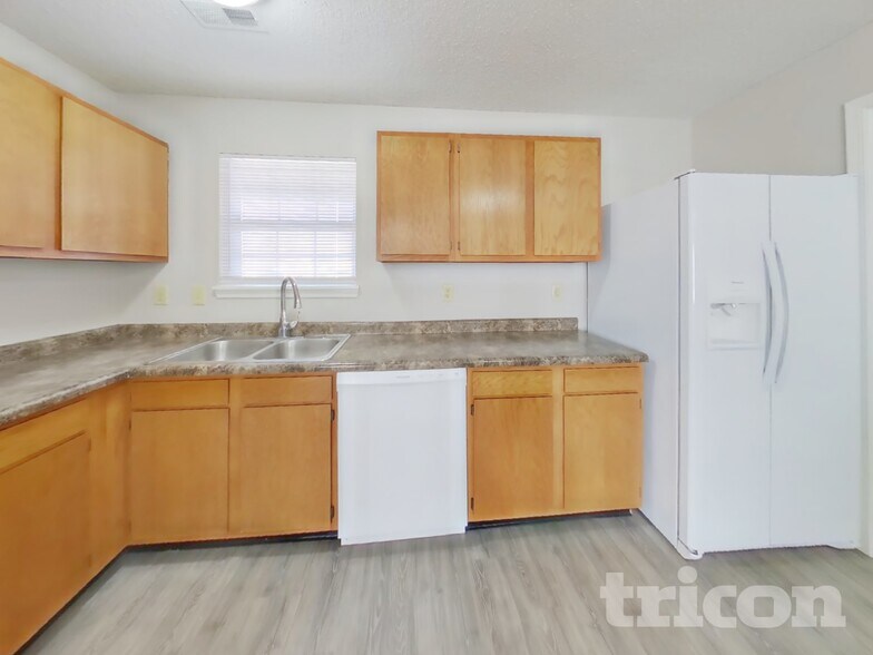 Building Photo - 111 Silverberry Ct