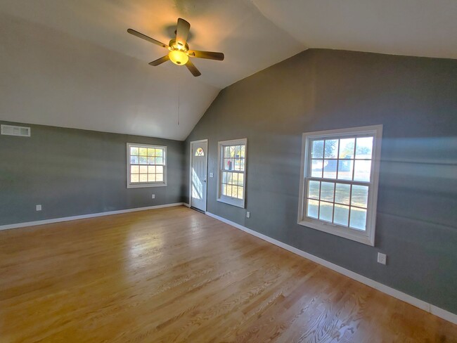 Building Photo - For Rent- Beautiful home in Evansdale! Pet...