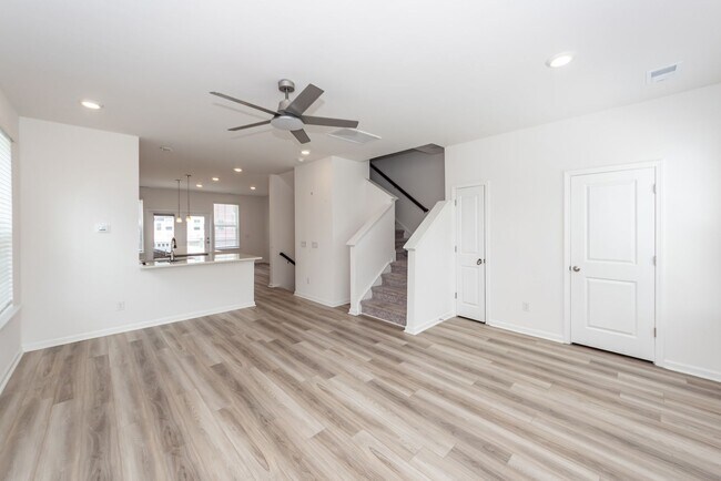 Building Photo - 4 Bedroom, 3.5 Bathroom Townhome in Foxbank Plantation - Moncks Corner
