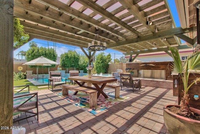 Building Photo - 6621 E 4th St