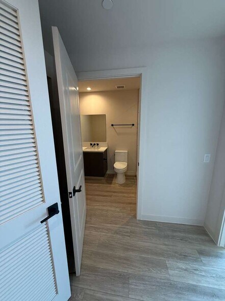 Building Photo - 521 SW 4th Ave