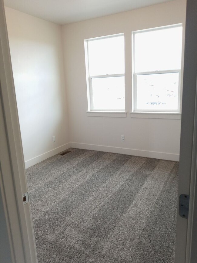 Building Photo - 3 Bed 2.5 Bath in Belgrade with attached d...