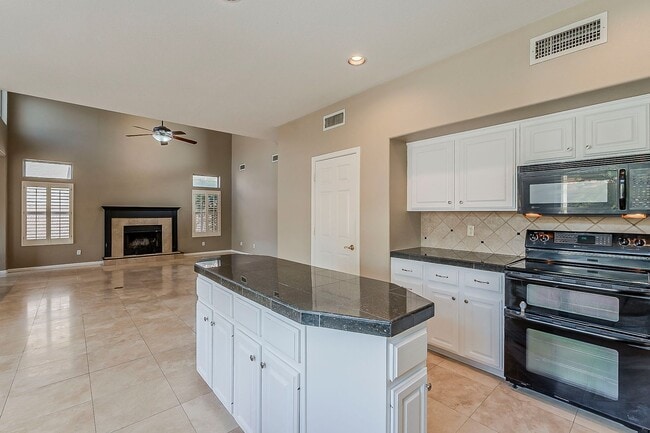 Building Photo - Welcome to your private Oasis!!