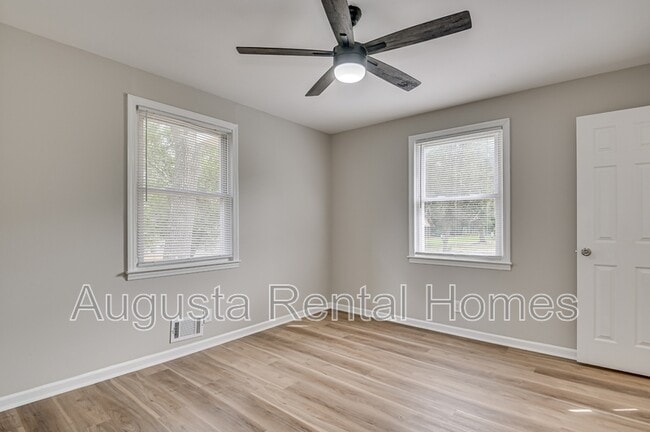 Building Photo - 323 Pineview Dr