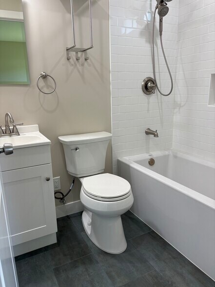 Building Photo - 2287 Poplar Ave