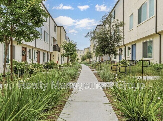 Building Photo - 5480 Shorefront Dr