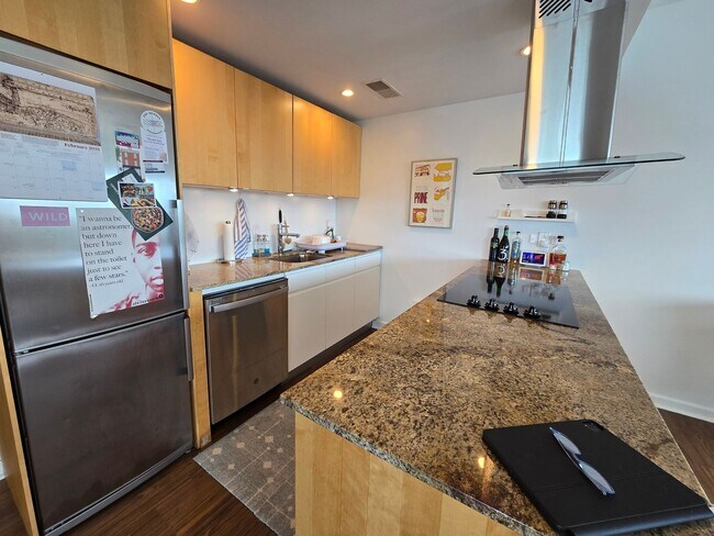 Building Photo - Beautiful bright HUGE 2 bed 2 bath with gr...