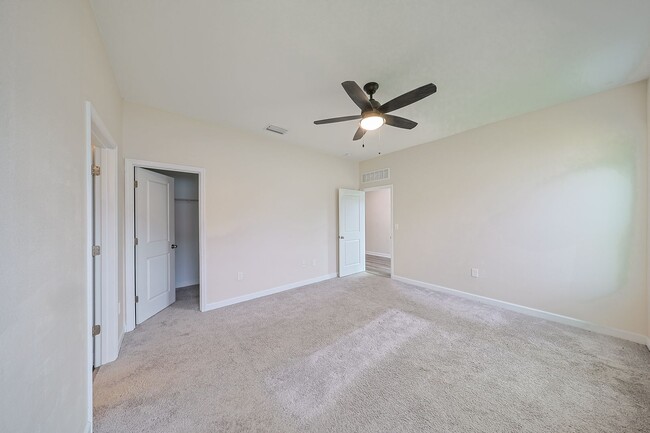 Building Photo - Beautiful Home 3/2/2 Home