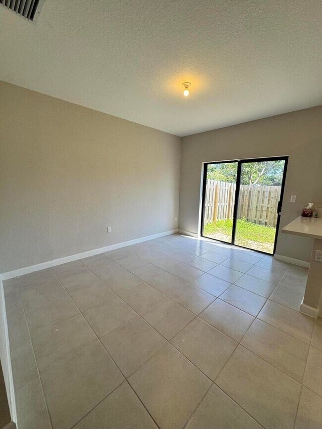 Building Photo - 5442 SW 14th Ct