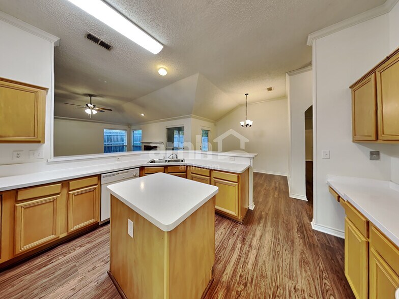 Building Photo - 4709 Shadow Crest Dr