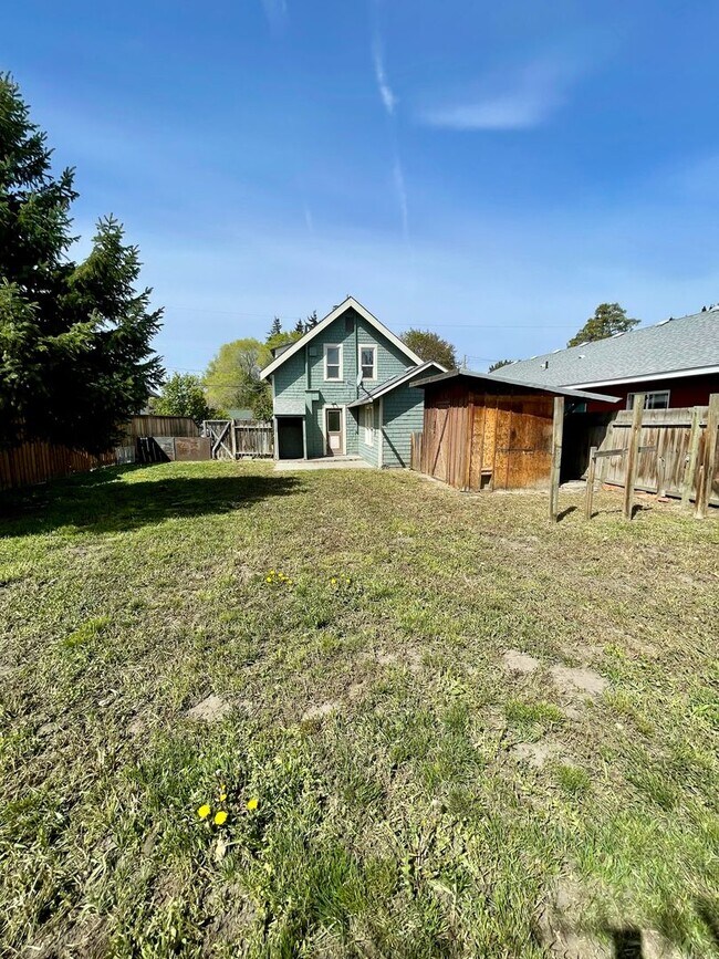 Building Photo - 3 Bedroom 2 Bathroom Home in Fantastic Location