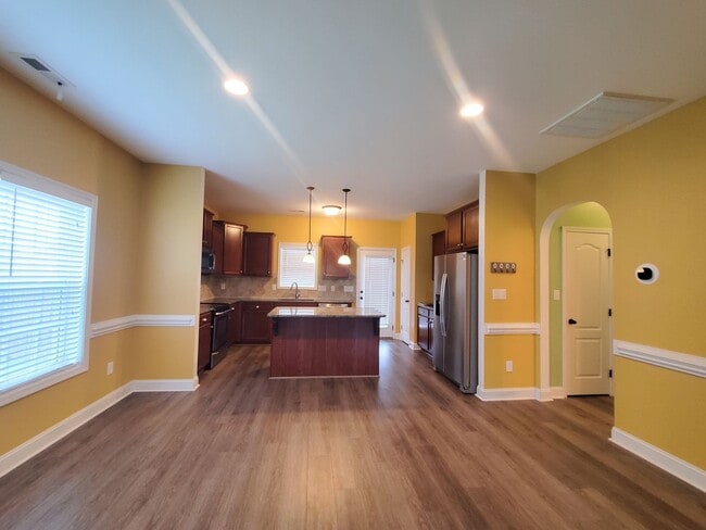 Building Photo - Gorgeous Home In Turnberry Subdivision