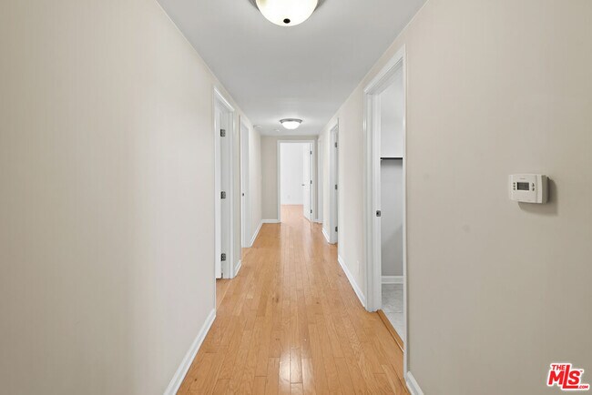 Building Photo - 653 Sunset Ave