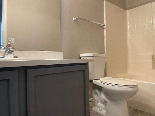 Building Photo - 2 Bedroom Summerlin Condo - Gated community