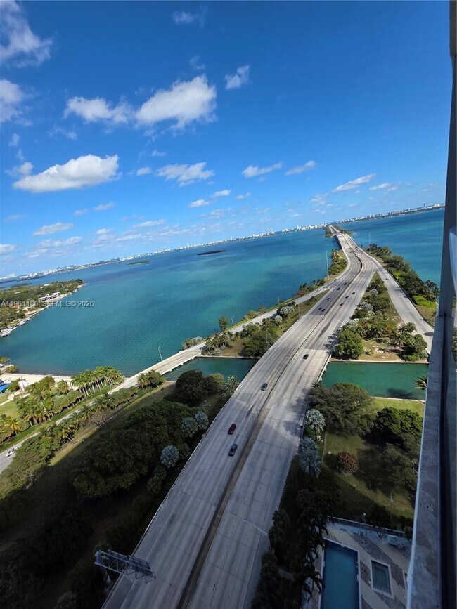 Building Photo - 601 NE 36th St