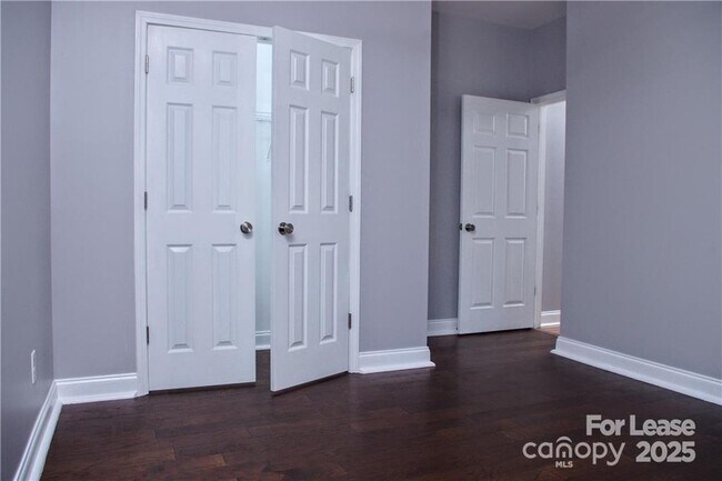 Building Photo - 917 Shearer St