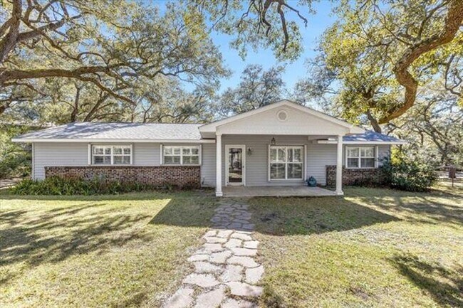 Building Photo - Coastal 3 Bedroom Home Available Now!