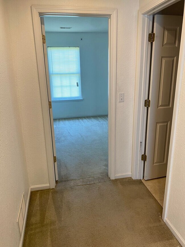 Building Photo - 3 bedroom/2 bathroom single family home!  ...