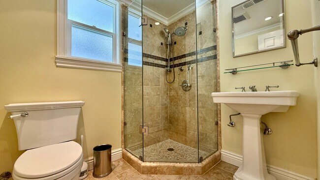Building Photo - Updated 4BR/2BA Single Family Home in Cove...
