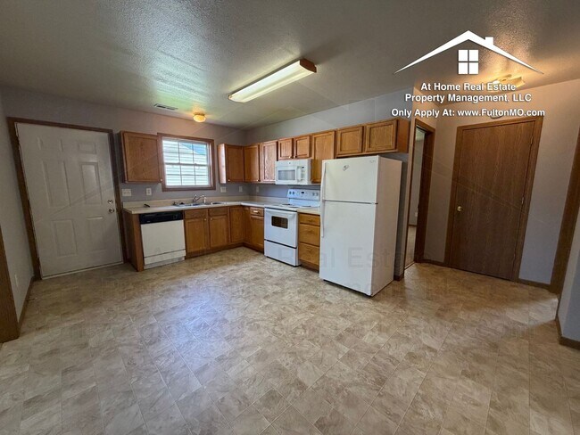 Building Photo - 427–429 Sabre Circle