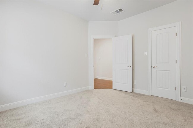 Building Photo - 728 Landing Ln