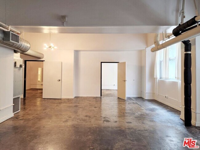 Building Photo - 215 W 7th St
