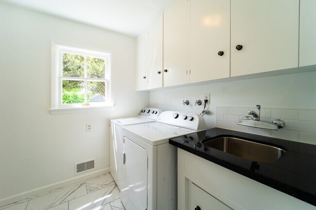 Building Photo - Newly Remodel Home in West Hills!