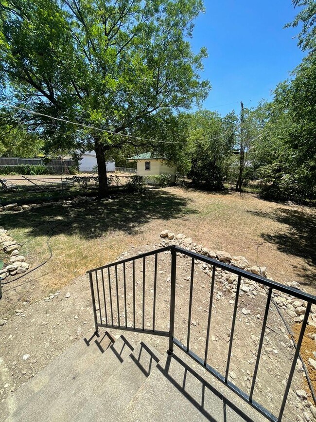 Building Photo - Move in Special $800.00 off First Full Ren...
