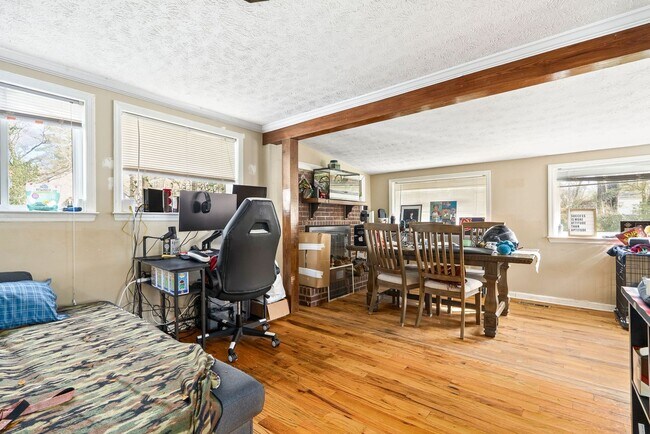 Building Photo - House in Auburn Available NOW!