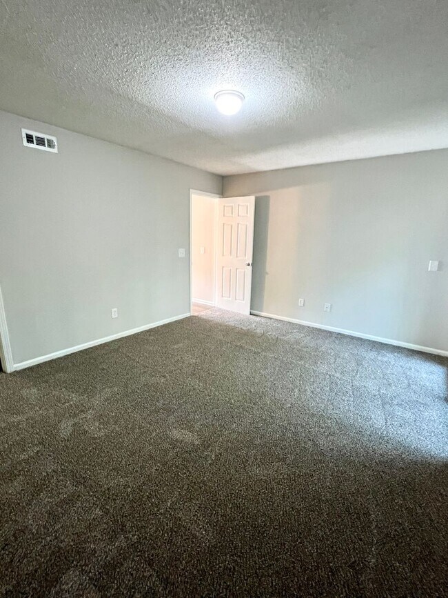 Building Photo - Cozy 1 Bedroom/1 Bath condo in Garden City...