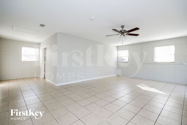 Building Photo - 3217 Deerfield Dr