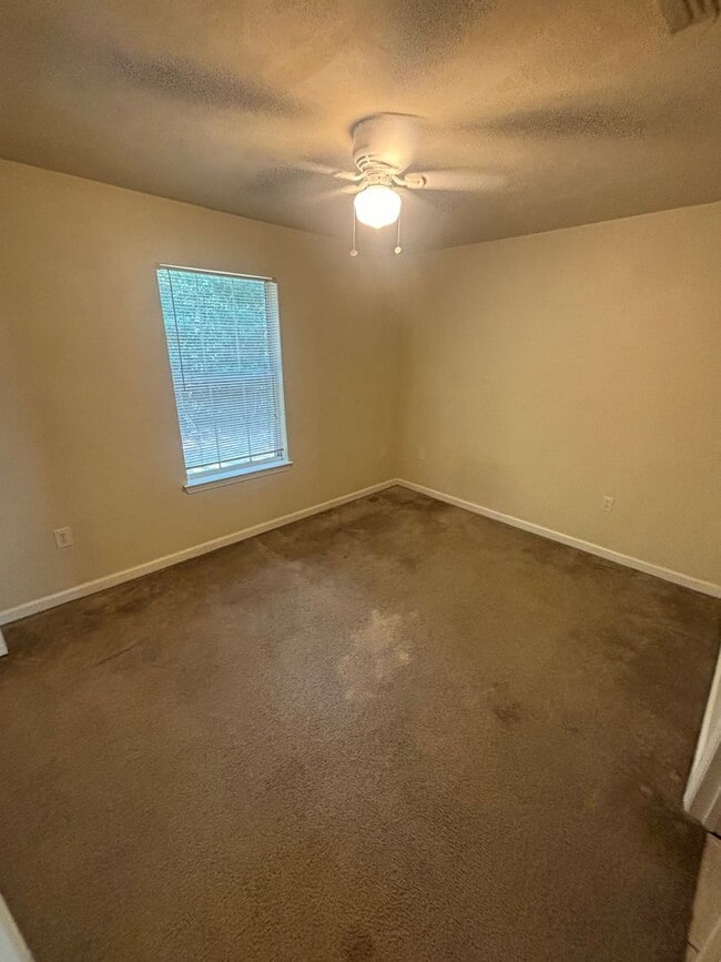 Building Photo - Awesome 3x3 Townhouse with Private Driveway!