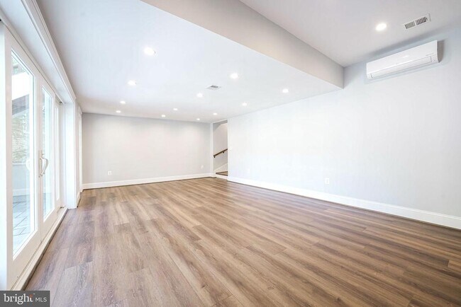 Building Photo - 2314 N Kenmore St