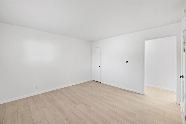 Building Photo - 806 E 13th St