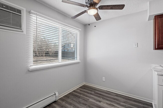 Building Photo - Rosco Apts-2720