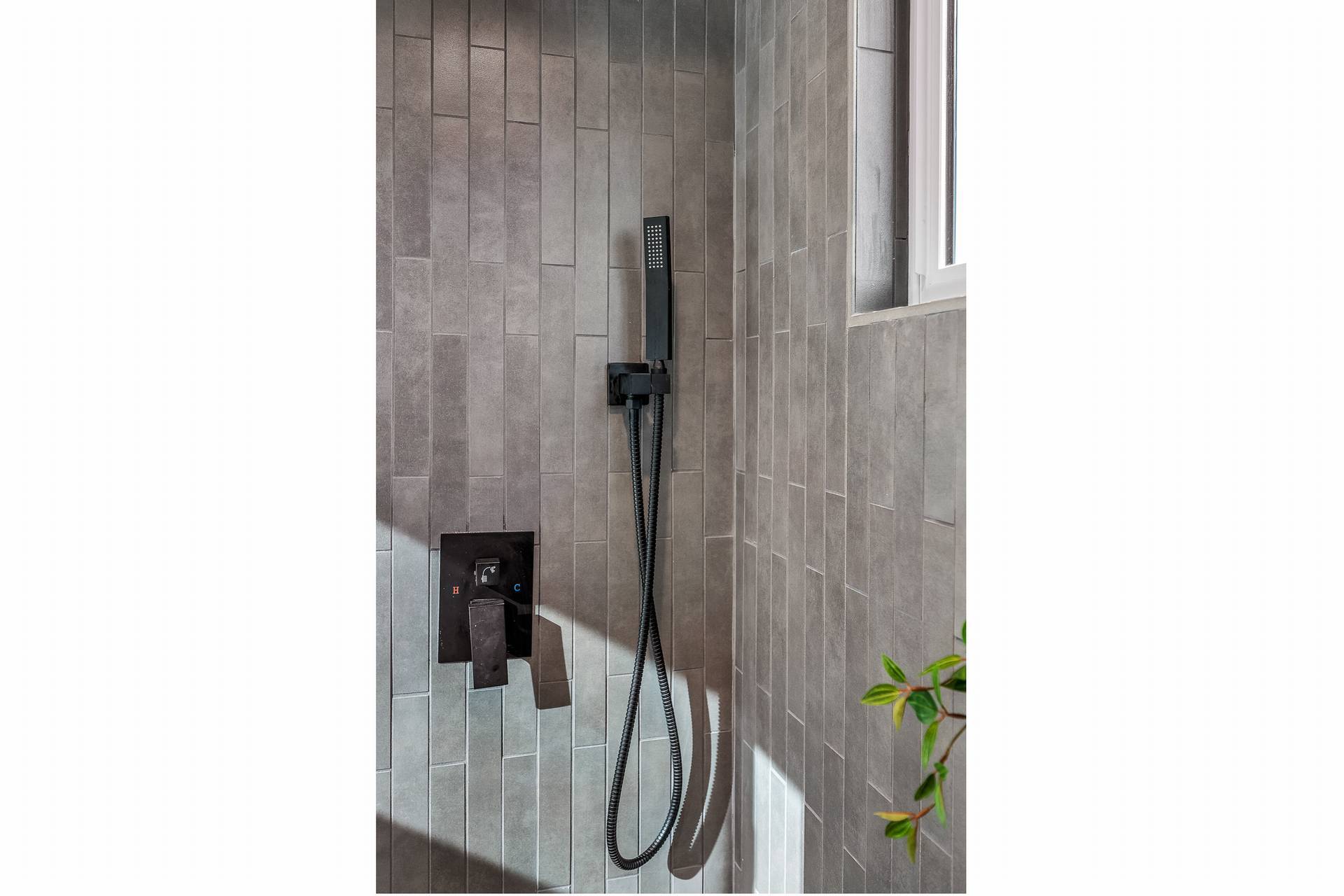 Building Photo - 616 W Ellis Ave