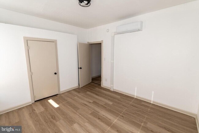 Building Photo - 907 Belmont Ave