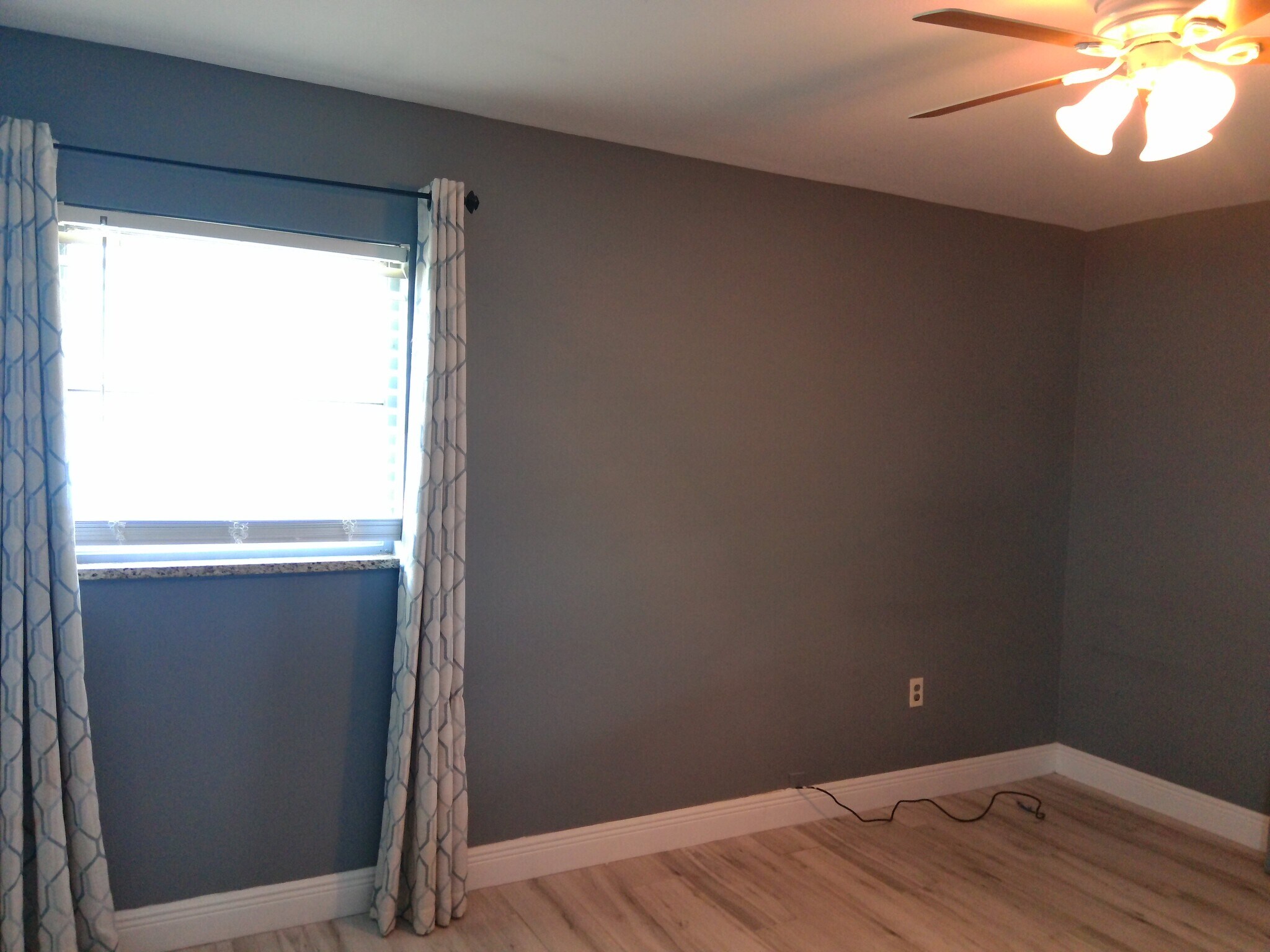 Building Photo - 893 Iris Dr