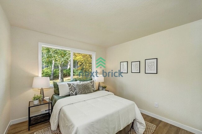 Building Photo - 2 Bed and 1.5 Bath Stunning Townhome is Available for Rent!