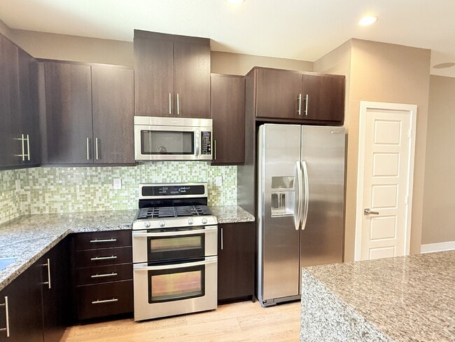 Building Photo - Modern Comfort Awaits: Spacious 3-Bed, 3.5...