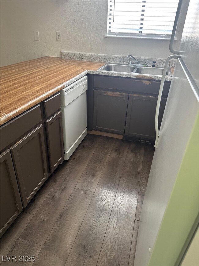 Building Photo - 2377 Exeter Dr