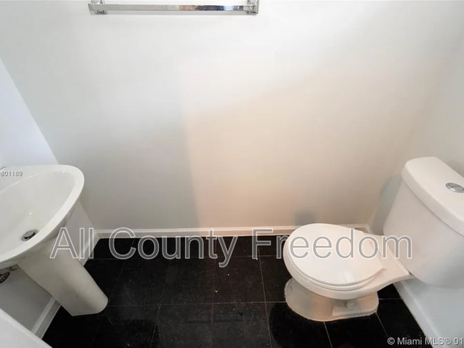 Building Photo - 8331 Vía Serena