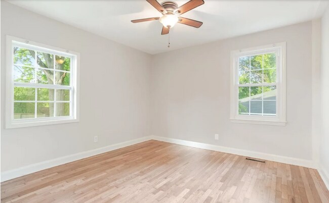Building Photo - Cozy 3/2 Updated Home in Greenville Available Now!