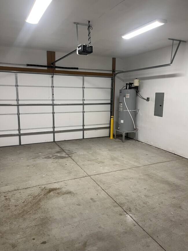 Building Photo - 2703 E Surrey Dr